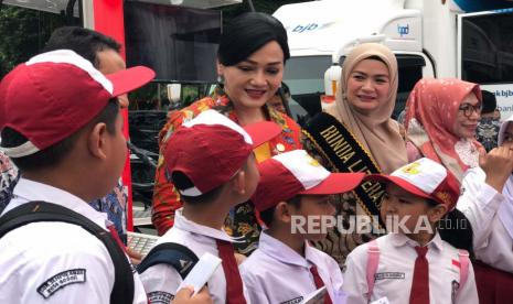 Kepala Eksekutif Pengawas Perilaku Pelaku Usaha Jasa Keuangan, Edukasi, dan Pelindungan Konsumen OJK Friderica Widyasari Dewi saat memberikan edukasi mengenai menabung kepada anak-anak SD di Kota Bogor dalam acara Hari Anak Nasional di Plaza Balaikota Kota Bogor, Selasa (25/7/2023). 