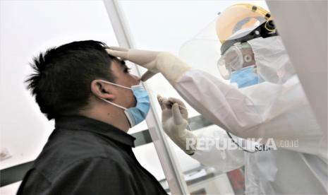 Staf laboratorium RS Prima Husada Cipta Medan mengambil sampel swab laboratorium Biomolekuler PCR di RS PHC Medan, Kamis (11/6).  PT Prima Husada Cipta Medan merupakan anak perusahaan  Pelindo 1, yang membawahi  dan menjadi rumah sakit BUMN Pertama di Sumatera Utara yang dapat melakukan pemeriksaan  menggunakan metode Swab PCR untuk Covid-19