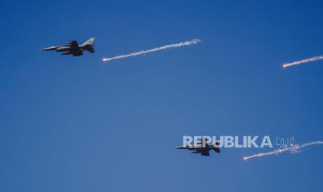 Pesawat tempur F-16 Fighting Falcon milik Skadron Udara 3 dan Skadron Udara 14 melepaskan suar saat Latihan Matra Udara II Koopsud II Sikatan Daya 2024 di Air Weapon Range (AWR) Pandanwangi, Lumajang, Jawa Timur, Selasa (9/7/2024). Latihan yang diikuti sedikitnya 700 personel TNI AU dengan 31 pesawat tersebut bertujuan untuk melatih, menguji, dan meningkatkan kemampuan prajurit khususnya dalam penggunaan alat utama sistem pertahanan (alutsista) udara dalam sebuah operasi militer. 