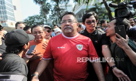 Cawagub Rano Karno alias Si Doel menyapa warga saat berolahraga di kawasan Bundaran HI, Jakarta Pusat, Ahad (8/9/2024). 