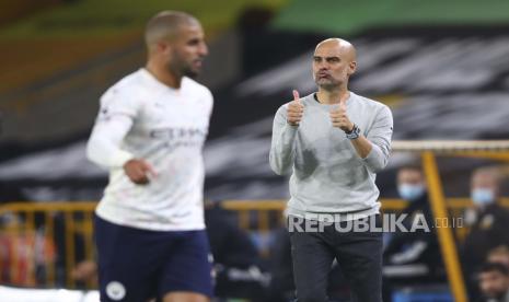  Isyarat pelatih kepala Manchester City Pep Guardiola selama pertandingan sepak bola Liga Utama Inggris antara Wolverhampton Wanderers dan Manchester City di Stadion Molineux di Wolverhampton, Inggris, Senin, 21 September 2020.