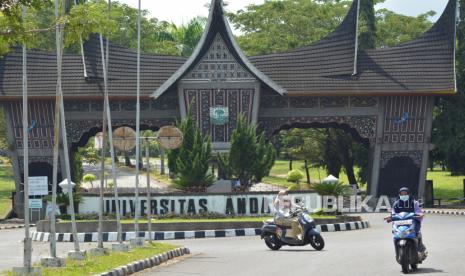 Pengendara melintas di depan gerbang Kampus Universitas Andalas (Unand), Padang, Sumatera Barat.