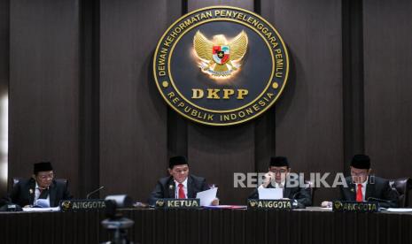 Ketua Dewan Kehormatan Penyelenggara Pemilu (DKPP) Heddy Lugito (kedua kiri) memimpin sidang dugaan pelanggaran Kode Etik Penyelenggara Pemilu (KEPP) dengan teradu Ketua KPU RI Hasyim Asy'ari. (Ilustrasi)