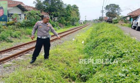 Polisi menunjukkan tempat kejadian pengendara motor yang terserempet kereta di Kampung Pesanggrahan, Kelurahan Indihiang, Kecamatan Indihiang, Kota Tasikmalaya, Jawa Barat, Rabu (6/12/2023). 