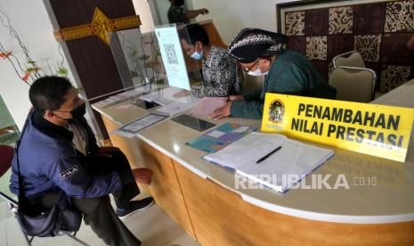 Orang tua wali murid mendatangi posko konsultasi Penerimaan Peserta Didik Baru (PPDB) untuk SD dan SMP secara daring (ilustrasi)