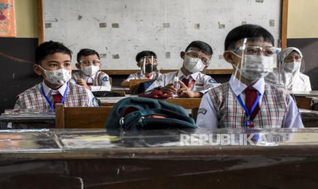 Sejumlah siswa mengikuti kegiatan belajar mengajar saat simulasi pembelajaran tatap muka (PTM) di SDN Cimahi Mandiri 2, Kota Cimahi, Senin (24/5). Pemerintah Kota Cimahi melalui Dinas Pendidikan (Disdik) Kota Cimahi menggelar simulasi pembelajaran tatap muka (PTM) di 27 TK/Paud, 102 SD dan 38 SMP pada 24-31 Mei 2021. Simulasi tersebut sebagai persiapan pelaksanaan pembelajaran tatap muka yang rencananya digelar pada 19 Juli mendatang. Foto: Republika/Abdan Syakura