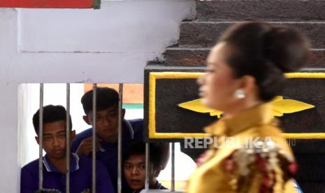 Warga binaan melihat peragaan busana dari balik jeruji besi  di Lapas Banyuwangi, Jawa Timur, Rabu (10/8/2022). Acara Fashion show Dalam rangka memperingati HUT ke-77 Kemerdekaan RI dan Hari Dharma Karya Dhika ke 77 Kementerian Hukum dan HAM RI itu mengangkat tema 