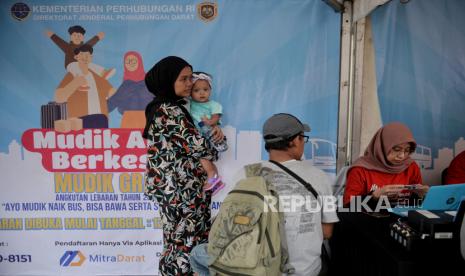 Petugas melayani calon pemudik saat melakukan registrasi pendaftaran mudik gratis di GOR Bulungan, Jakarta, Selasa (14/3/2023). Kementerian Perhubungan RI menyediakan kuota mudik gratis pada Ramadhan 1444 Hijriah  sebanyak 24 ribu pemudik dengan tujuan 28 kota yang meliputi daerah Jawa Barat, Jawa Tengah, Jawa Timur dan Sumatera. Pendafatran mudik gratis tersebut dibuka mulai 13 Maret hingga 14 April 2023 mendatang, dan akan ditutup jika kuota sudah terpenuhi.