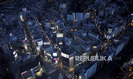 Suasana gedung-gedung tinggi di Shibuya, Tokyo, Jepang, Selasa (1/6). Olimpiade Tokyo 2020 akan tetap digelar meskipun situasi pandemi Covid-19 masih belum berakhir. REUTERS/Kim Kyung-Hoon     SEARCH 