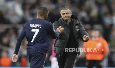 Pelatih PSG Luis Enrique (kanan) bersama Kylian Mbappe.