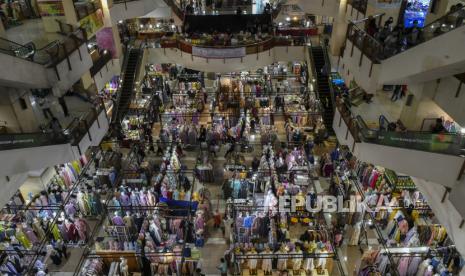 Suasana pusat perbelanjaan Thamrin City di Jakarta, Senin (3/5/2021). Warga mulai mendatangi mal atau pusat perbelanjaan untuk berbelanja menyambut Idul Fitri 1422 Hijriah.