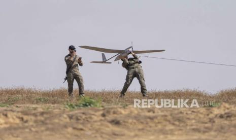 Tentara Israel meluncurkan drone di dekat perbatasan Israel-Gaza, Israel selatan, Senin, 15 April 2024.