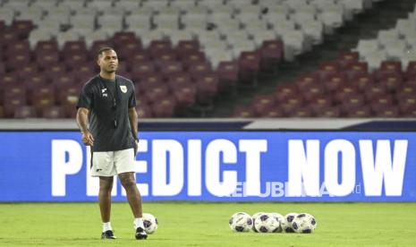 Pelatih Timnas Indonesia Patrick Kluivert memimpin sesi latihan resmi jelang pertandingan Kualifikasi Piala Dunia 2026 di Stadion Utama Gelora Bung Karno, Jakarta, Senin (24/3/2025). Latihan resmi tersebut sebagai persiapan jelang melawan Timnas Bahrain dalam laga putaran ketiga Kualifikasi Piala Dunia 2026 Zona Asia di Stadion Utama Gelora Bung Karno, Jakarta pada Selasa (25/3). 