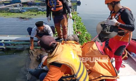 Pria paruh baya Heru Zafarizqi (59 tahun) ditemukan tewas tersangkut jaring keramba di Waduk Cirata, Kabupaten Cianjur, Kamis (25/1/2024). 