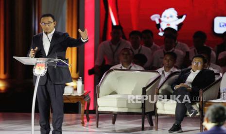 Capres nomor urut 1 Anies Baswedan beradu gagasan dengan capres nomor urut 2 Prabowo Subianto dan capres nomor urut 3 Ganjar Pranowo saat debat capres di Istora Senayan, Jakarta, Ahad (7/1/2024). Debat ketiga Pilpres 2024 yang diikuti oleh ketiga kandidat calon presiden tersebut bertema pertahanan, keamanan, geopolitik, hubungan internasional dan politik luar negeri.