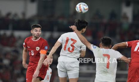 Pemain Timnas Indonesia Sandy Walsh melakukan sundulan saat pertandingan Kualifikasi Piala Dunia 2026 melawan Vietnam di Stadion Gelora Bung Karno, Senayan, Jakarta, Kamis (21/3/2024). Pada pertandingan itu Indonesia menang dengan skor 1-0. Gol timnas Indonesia lahir dari kaki Egy Maulana Vikri di menit ke-52.