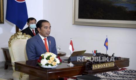 Presiden Joko Widodo, Kamis (18/6), kembali menggelar sidang kabinet perdana secara tatap muka di era Covid-19.