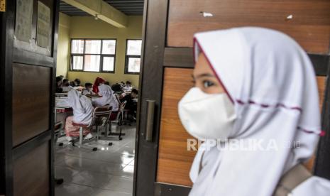 Siswa sekolah dasar memakai masker (Ilustrasi). Tiga dari 20 kasus omicron BA.4 dan BA.5 merupakan anak usia 5-12 tahun.