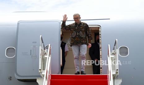 Perdana Menteri Australia Anthony Albanese melambai setibanya di Makassar, Indonesia, 07 Juni 2022. Bapak Albanese berada di Indonesia dalam kunjungan resmi dua hari untuk Pertemuan Pemimpin Tahunan.