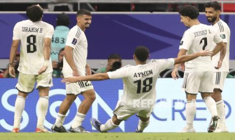 Para pemain Irak merayakan golnya ke gawang Indonesia di Piala Asia.