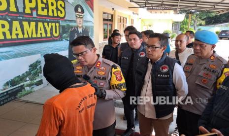 Kapolres Indramayu, AKBP M Fahri Siregar berbincang dengan tersangka pembawa 103 gram narkoba jenis sabu, dalam konferensi pers di Mapolres Indramayu, Rabu (19/6/2024).