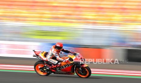 Pembalap Repsol Honda Team Marc Marquez memacu sepeda motornya saat sesi latihan bebas 2 MotoGP seri Pertamina Grand Prix of Indonesia 2022 di Pertamina Mandalika International Street Circuit, Lombok Tengah, NTB, Jumat (18/3/2022). Ajang balapan MotoGP seri kedua 2022 tersebut berlangsung pada 18-20 Maret 2022. 