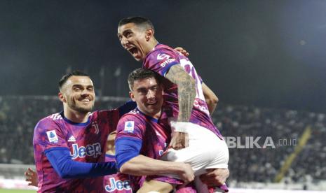 Pemain Juventus  Angel Di Maria (kanan) berselebrasi dengan rekan satu timnya setelah mencetak g ol menjadi 0-2 pada pertandingan sepak bola Serie A antara Spezia dan Juventus, di stadion Alberto Picco di La Spezia, Italia, Senin (20/2/2023) dini hari WIB.