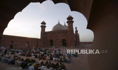 Sebuah ledakan terjadi di sebuah masjid di kota barat laut Peshawar di Pakistan pada Senin (30/1/2023).