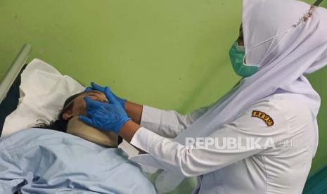 Annisa Aprilina (17 tahun) seorang pelajar SMA mengalami luka di wajah usai terjatuh dari angkutan kota (angkot) di Jalan AH Nasution, Mandalajati, Kota Bandung, Rabu (15/5/2024) sore. 