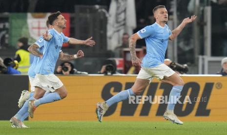 Pemain Lazio  Sergej Milinkovic-Savic (kanan) berselebrasi setelah mencetak gol pembuka timnya pada pertandingan sepak bola Serie A Italia antara Lazio dan Juventus di stadion Stadio Olimpico di Roma, Italia, Ahad (9/4/2023) dini hari WIB.