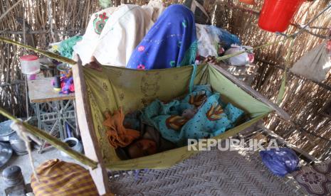  Banyak Warga Korban Banjir Pakistan Terpapar ISPA. Foto:  Seorang anak berbaring di tempat tidur bayi ketika penduduk setempat menunggu bantuan di daerah yang dilanda banjir di distrik Mirpur Khas, provinsi Sindh, Pakistan, 10 Oktober 2022. Menurut otoritas manajemen bencana, sekitar 160 jembatan dan 5.000 km (3.200 mil) dari jalan telah hancur atau rusak, 3,5 juta hektar tanaman terpengaruh, dan sekitar 800.000 ternak hilang. Lebih dari 33 juta orang terkena dampak banjir, kata Menteri Perubahan Iklim negara itu Sherry Rehman.