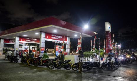 Pengendara motor mengantre untuk mengisi bensin Pertalite di Jakarta, Ahad (14/8/2022). Kementerian Keuangan meminta PT Pertamina (Persero) untuk mengendalikan BBM subsidi jenis Pertalite agar tidak semakin membebani APBN. Tercatat hingga Juli 2022 bahan bakar minyak (BBM) subsidi jenis Pertalite sudah disalurkan 16,8 juta kiloliter dari kuota 23 juta kiloliter. Republika/Putra M. Akbar