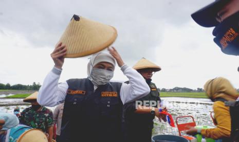 Gubernur Jawa Timur Khofifah Indar Parawansa (tengah)