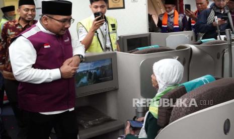 Menteri Agama, Yaqut Cholil Qoumas saat melepas keberangkatan 388 jamaah haji kelompok terbang (kloter) pertama Embarkasi Jakarta - Pondok Gede (JKG-01) di Bandara Soekarno-Hatta (Soetta), Ahad (12/5/2024) dini hari. 