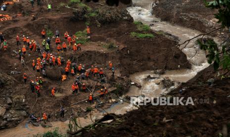 Tim SAR gabungan melakukan pencarian korban tertimbun longsor gempa bumi di Warung Sate Sinta, Cugenang, Kabupaten Cianjur, Jawa Barat, Sabtu (26/11/2022). Berdasarkan data Badan Nasional Penanggulangan Bencana (BNPB) pada Jumat (25/11/2022) korban jiwa bertambah 17 jenazah dengan jumlah total 310 korban jiwa. Republika/Thoudy Badai