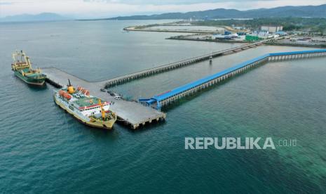 Foto udara aktivitas bongkar muat di PT Pelabuhan Indonesia (Pelindo) Bungkutoko Kendari, Kendari, Sulawesi Tenggara. Penggabungan Pelindo dinilai membawa dampak positif jangka menengan dan panjang.