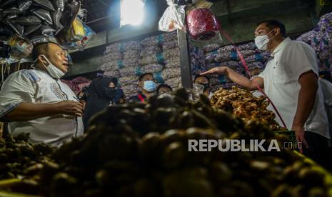 Menteri Perdagangan Muhammad Lutfi (kanan). Lutfi mengatakan, pertumbuhan ekonomi kuartal II menunjukkan konsumsi masyarakat mulai pulih.