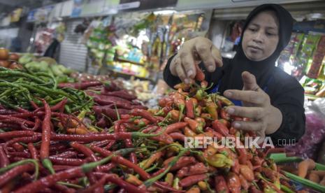 Pedagang menata cabai rawit di lapaknya di Pasar Kosambi, Kota Bandung, Jawa Barat, Selasa (7/11/2023). Harga cabai merah keriting turun Rp 3.250 menjadi Rp 25.980 per kilogram (kg).