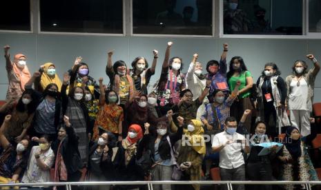 Sejumlah aktivis perempuan bersorak saat menghadiri rapat paripurna DPR di Kompleks Parlemen, Jakarta, Selasa (12/4/2022). Rapat Paripurna DPR tersebut secara resmi mengesahkan Rancangan Undang-Undang Tindak Pidana Kekerasan Seksual (RUU TPKS) menjadi undang-undang.Prayogi/Republika.