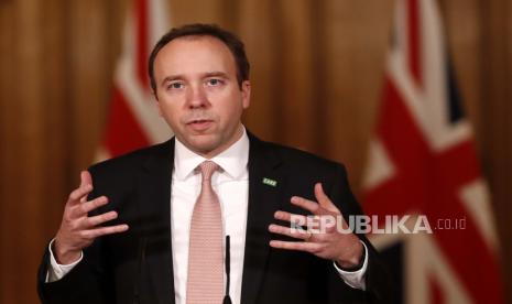  Menteri Kesehatan Inggris Matt Hancock, berbicara pada konferensi pers virus corona di 10 Downing Street di London, Senin, 11 Januari 2021