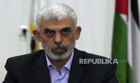 Yahya Sinwar, ketua Hamas di Gaza, memimpin pertemuan dengan para pemimpin faksi Palestina di kantornya di Kota Gaza, Rabu, 13 April 2022.