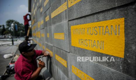 Pekerja memahat nama dari tenaga kesehatan yang gugur akibat COVID-19 di Monumen Gasibu, Bandung, Jawa Barat, Senin (4/10/2021). Guna menghormati perjuangan para tenaga kesehatan, pemerintah Provinsi Jawa Barat mengajukan ke pemerintah pusat agar menjadikan Monumen Gasibu sebagai Monumen Perjuangan Pahlawan COVID-19. 