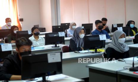 Peserta mengikuti UTBK-SNBT 2023 di Universitas Gajah Mada (UGM), Yogyakarta, Senin (8/5/2023). Di Universitas Lambung Mangkurat (ULM) di Banjarmasin, Kalimantan Selatan, UTBK-SNBT hari pertama sempat terkendala gangguan server. Masalah tersebut sudah teratasi di hari kedua UTBK-SNBT.