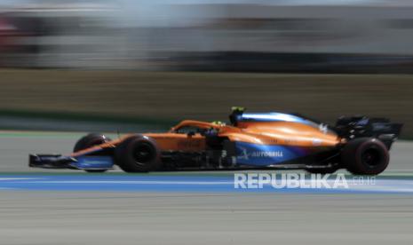 Pembalap Mclaren Lando Norris dari Inggris mengemudikan mobilnya pada Grand Prix Formula Satu Portugal di Sirkuit Internasional Algarve dekat Portimao, Portugal, Minggu, 2 Mei 2021.