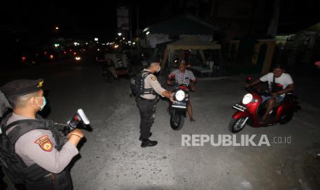 Polisi melakukan pembubaran massa di tengah kondisi pandemi corona (ilustrasi).