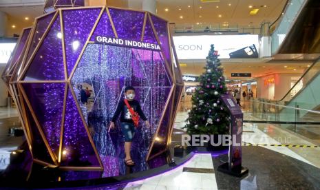 Kemenag Ingatkan Masyarakat Tetap Patuh Prokes Saat Natal. Pengunjung berada di dekat dekorasi Natal di pusat perbelanjaan Grand Indonesia di Jakarta, Senin (13/12). Pusat perbelanjaan ibukota mulai membuat dekorasi dengan pernik-pernik natal dan menggelar program menarik lainnya untuk menarik pengunjung menjelang Natal dan Tahun Baru 2022.Prayogi/Republika.