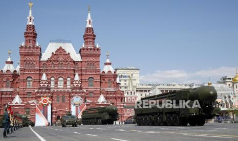 Peluncur rudal ICBM Rusia bergerak selama parade militer Hari Kemenangan menandai 71 tahun setelah kemenangan dalam Perang Dunia II di Lapangan Merah di Moskow, Rusia, 9 Mei 2016. 