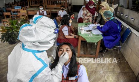 Petugas kesehatan melakukan tes usap antigen ke pelajar di SDN 015 Kresna, Cicendo, Kota Bandung, Jumat (15/10). Pemerintah Kota Bandung melalui Dinas Kesehatan Kota Bandung dan Dinas Pendidikan Kota Bandung melakukan tes usap antigen secara acak bagi pelajar di sejumlah sekolah untuk memastikan kesehatan siswa dan mencegah terjadinya klaster penyebaran Covid-19 di sekolah selama Pembelajaran Tatap Muka Terbatas (PTMT). 