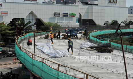 Sejumlah pekerja mengerjakan pembangunan konstruksi proyek LRT Jakarta Fase 1B di Jalan Pemuda, Rawamangun, Pulogadung, Jakarta Timur