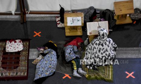 Pandangan Medis Mengenai Begadang untuk Itikaf. Umat muslim membaca Alquran saat beritikaf pada sepuluh malam terakhir Ramadhan 1442 H di Masjid Pusdai, Kota Bandung, Senin (3/5) dini hari. Pada 10 hari menjelang berakhirnya bulan Ramadhan, umat muslim melakukan Itikaf untuk meraih malam kemuliaan (Lailatul Qadar) dengan membaca Alquran, Shalat Tahajud (malam) dan berzikir. Foto: Republika/Abdan Syakura